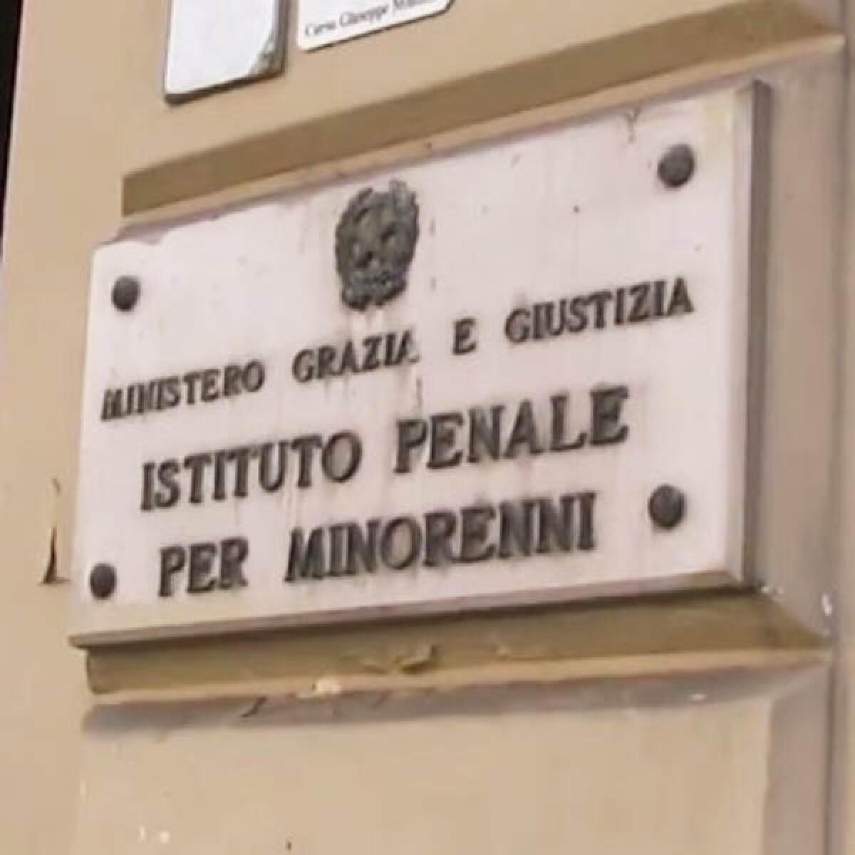 Airola, due cellulari sequestrati all’Ipm: detenuto sorpreso a chiamare - 