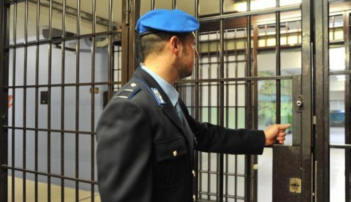 Tenta di introdurre hashish nel carcere di Benevento: arrestata la moglie di un detenuto - 