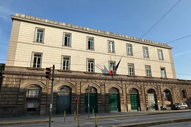 Poggioreale, sequestrati sei smartphone nel reparto di Alta Sicurezza - 