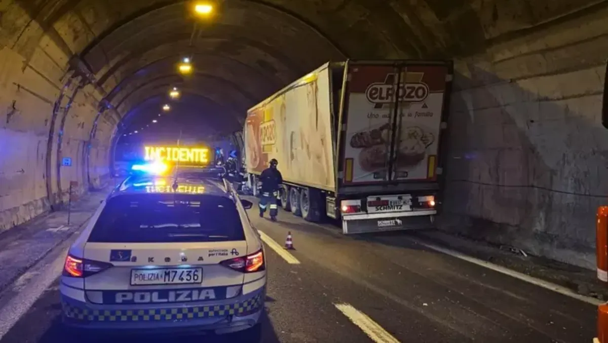 Incidente tra tre mezzi pesanti nella galleria di Montemiletto: chiusa la A16  tra Benevento e Avellino Est - 