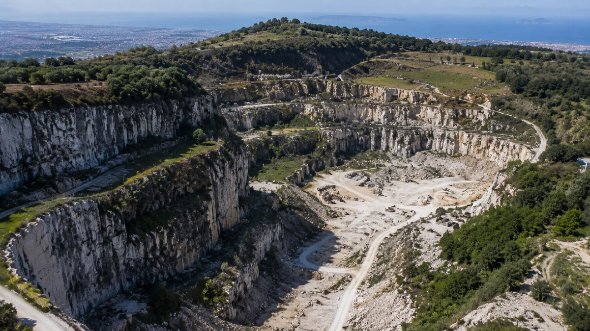 Maxi discarica abusiva nell’ex cava: sequestrati beni per 3 milioni di euro - 