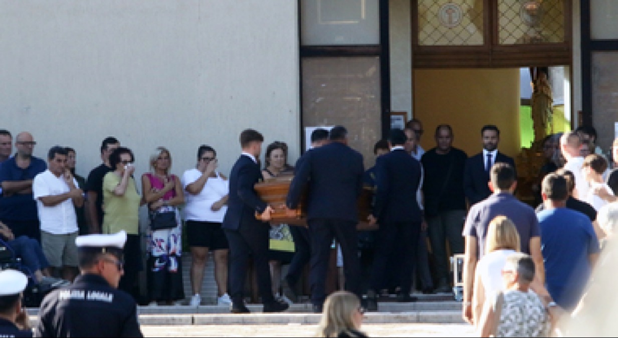 Apice, celebrati i funerali di Franco e Donato Licciardi: il paese si stringe nel dolore - 