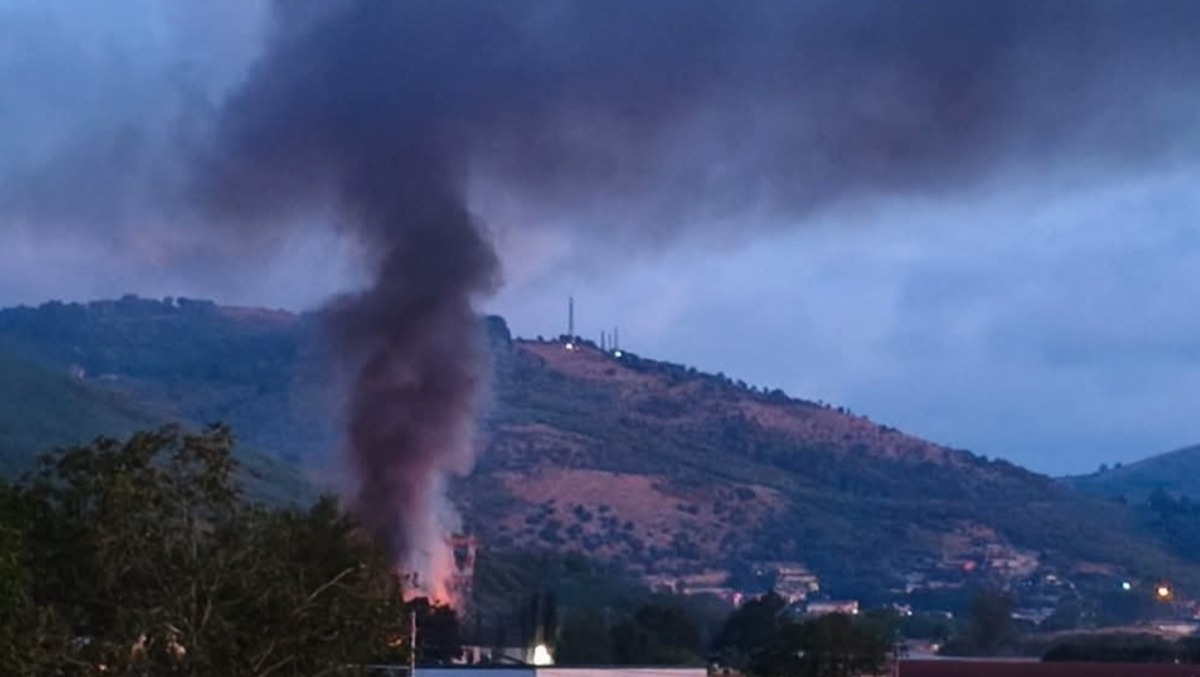 Airola, torna il terrore fiamme: riprende il rogo alla Eco Energy - 