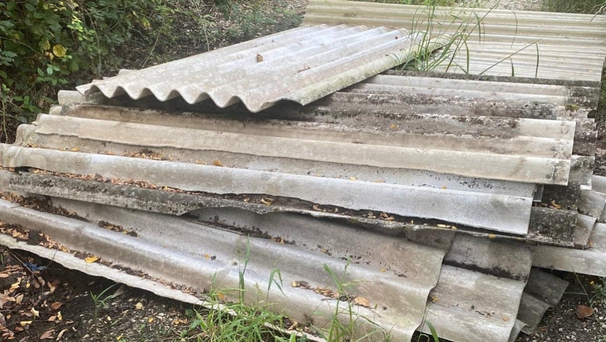 Valle Caudina. Decine di lastre di eternit abbandonate: basta silenzi chi sa parli! - 