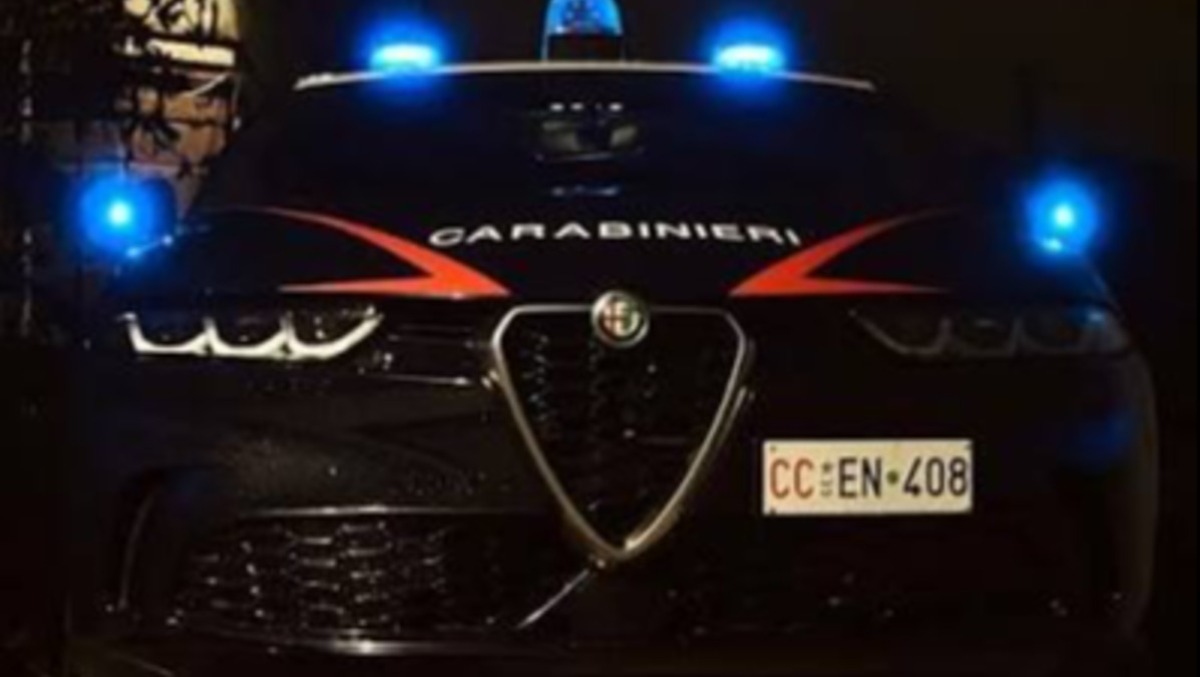 Prende le Red Bull dal frigo e non vuole pagare: aggredisce il titolare con pugni, calci e una sedia - 