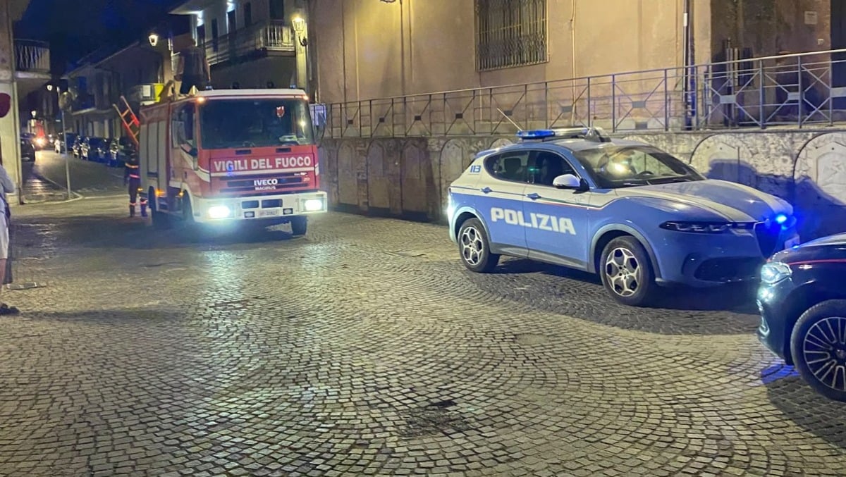 Cavo elettrico in fiamme in piazza Sant’Adiutore a Cervinara - 