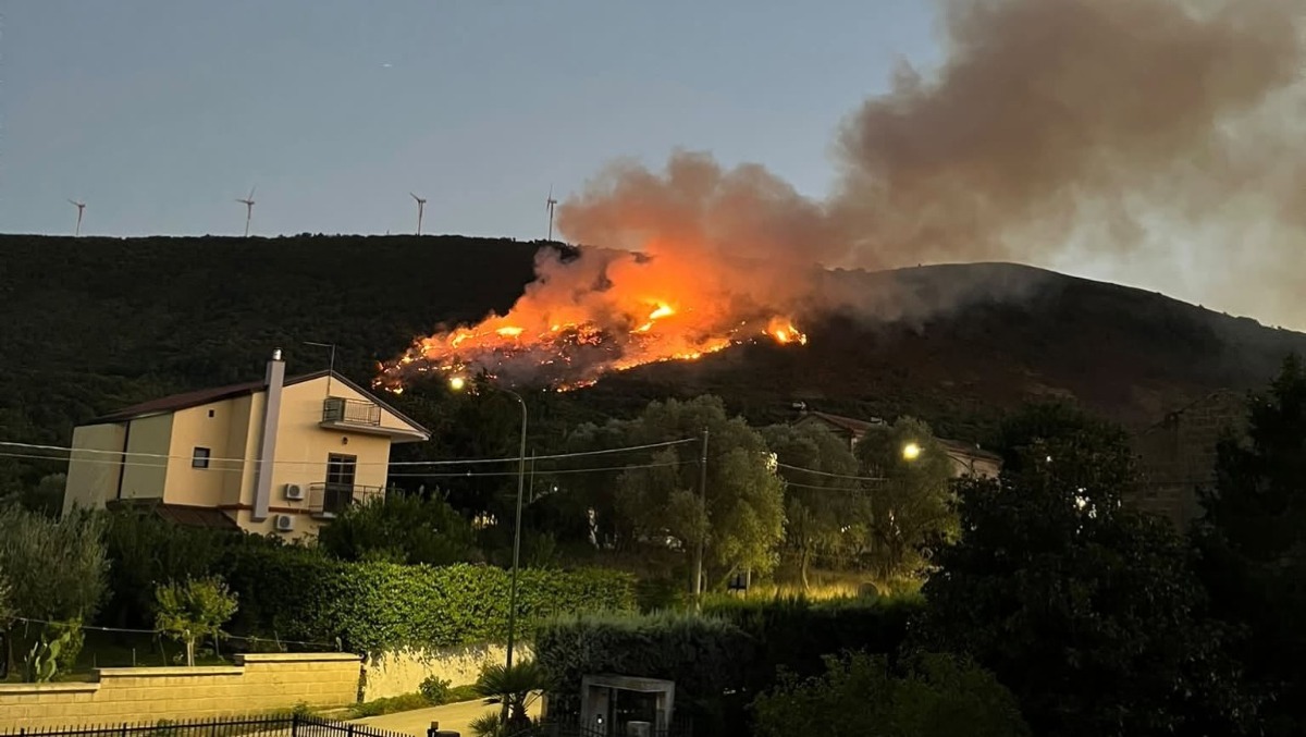 Sant'Agata dè Goti: fiamme sul Monte Longano - 