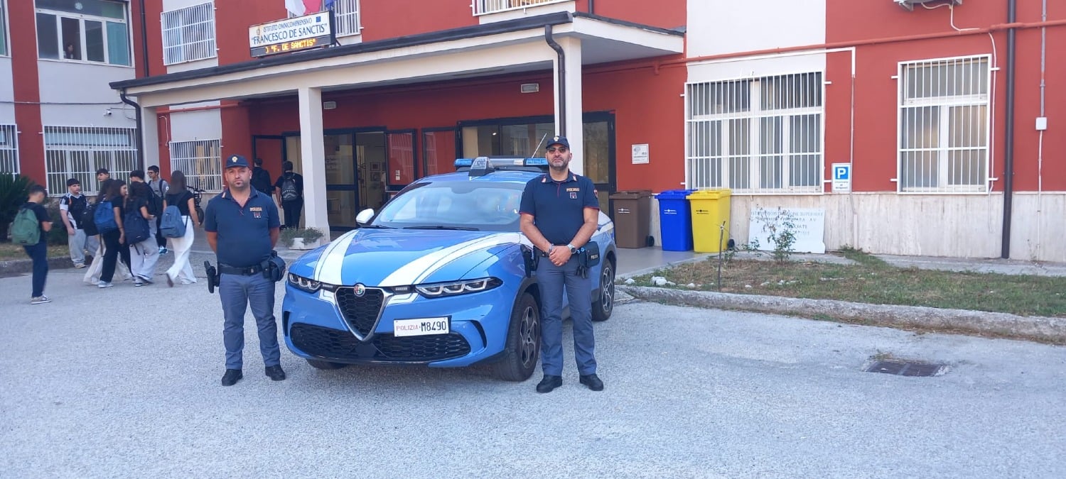 Cervinara.Controlli della Polizia davanti alle scuole  - 