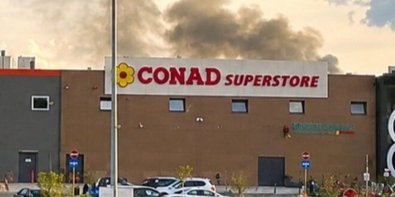 Incendio al Conad del Maximall di Capodrise: fiamme sul tetto, evacuato il centro commerciale - 
