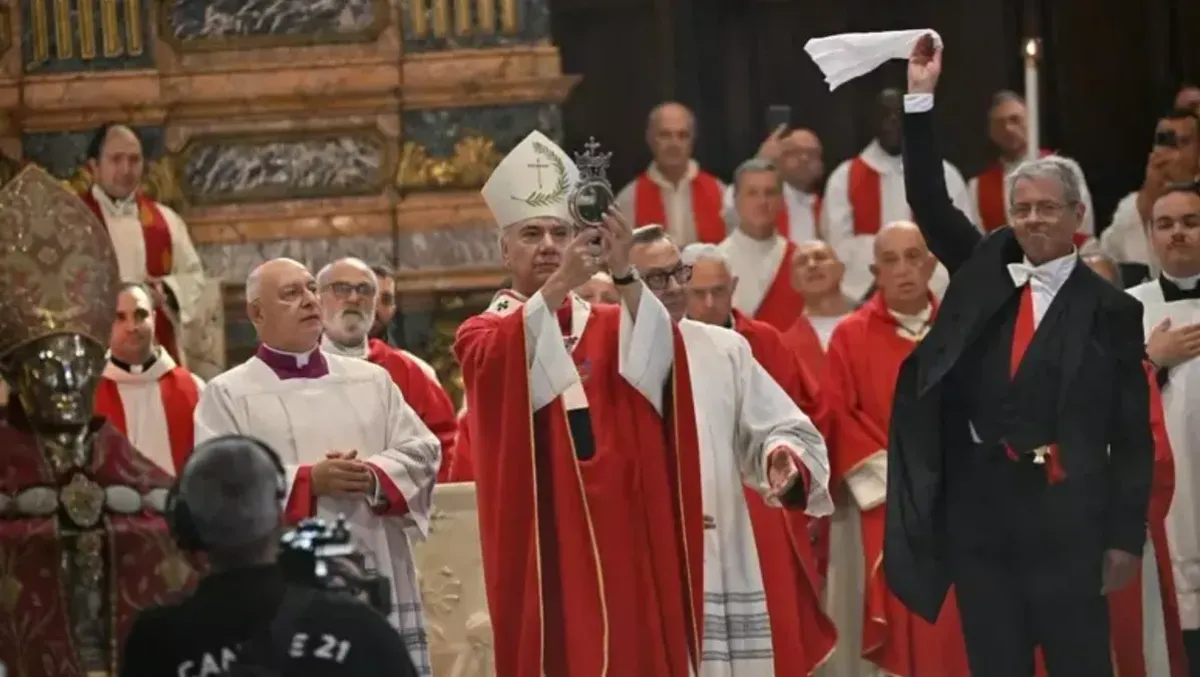 San Gennaro, si ripete la liquefazione del sangue: l’annuncio nel Duomo di Napoli - 