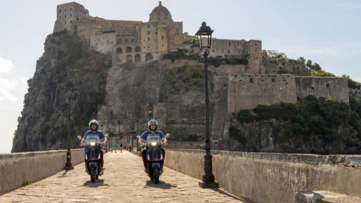 Incidente nella notte, muore un 39enne: scontro tra una moto e una bici elettrica - 
