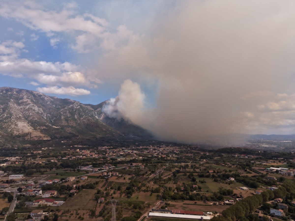 Incendio sul Monte Taburno, la Valle Caudina torna a fare i conti con il fuoco - 
