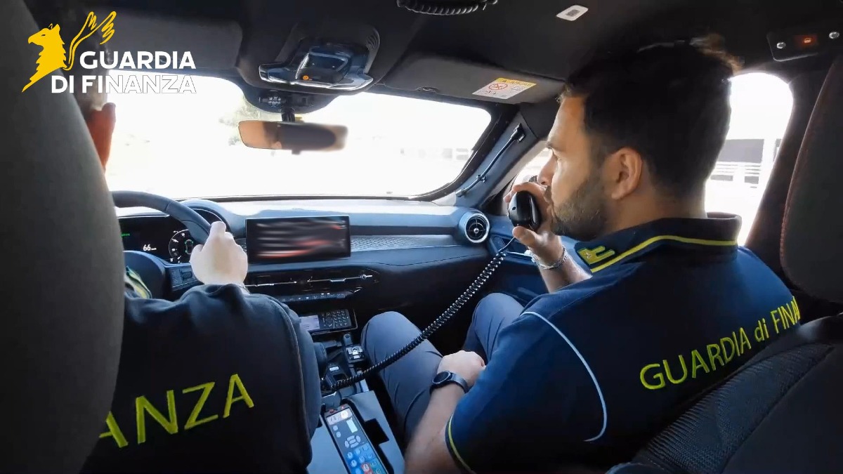 Maxi sequestro di sigarette di contrabbando a Giugliano: oltre 1.600 chili. - 