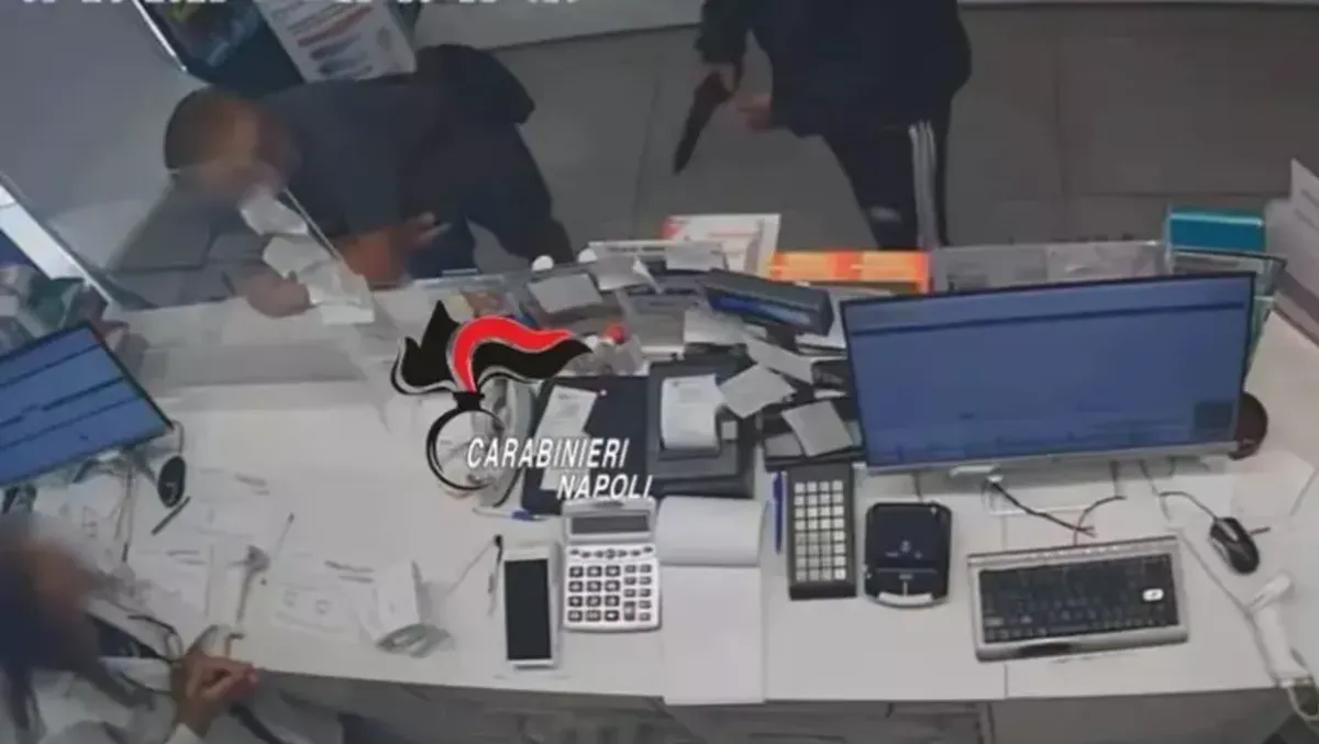  Rapina a mano armata in farmacia, incastrato dai tatuaggi: arrestato - 