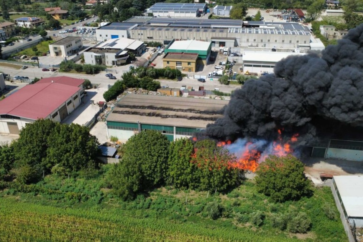 Airola, rifiuti ancora dopo l’incendio: le aziende diffidano gli enti - 