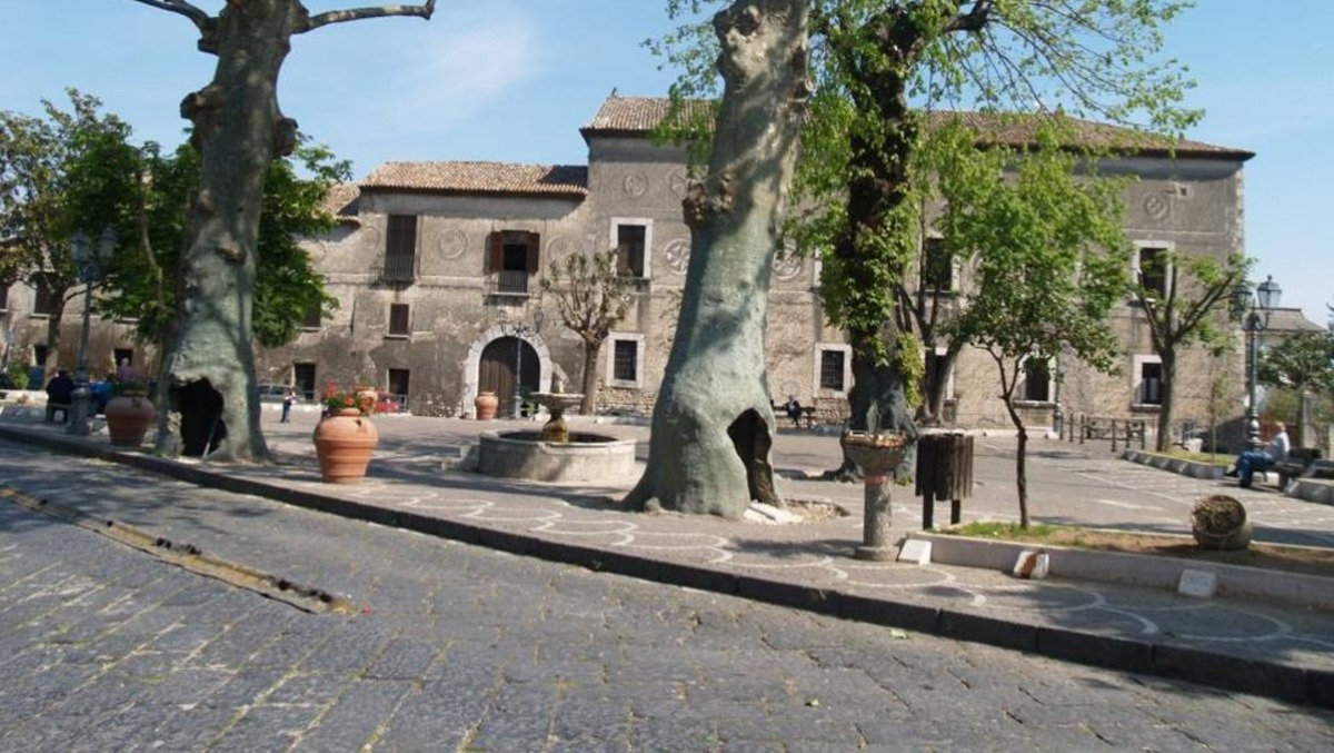 Addio ai basoli di via Ferrari, se ne va un pezzo della memoria di Cervinara - 