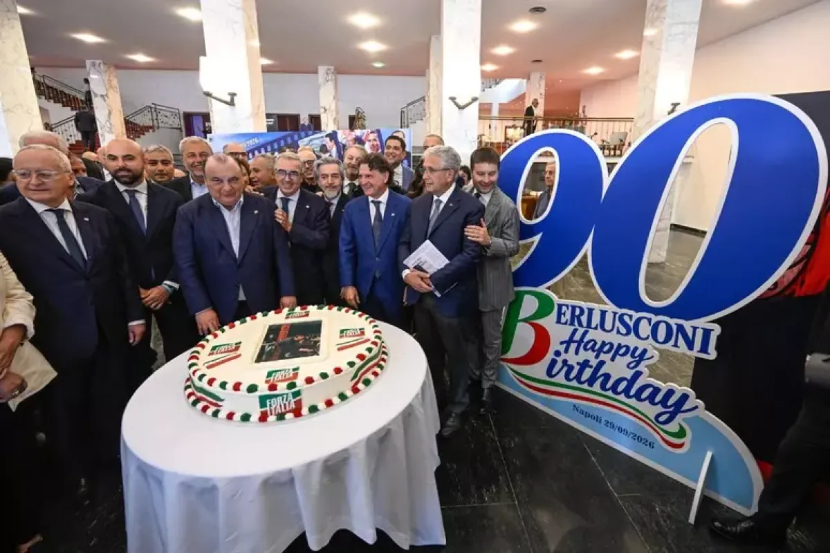 A Napoli il ricordo di Berlusconi:  sulla torta la scena del fazzoletto da Santoro - 