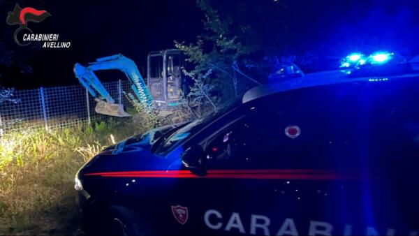 Tentano di rubare un escavatore nella notte: l’intervento dei Carabinieri sventa il colpo