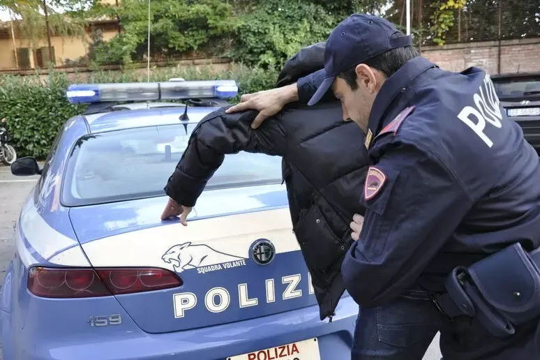 Aggredisce il compagno della ex e tenta di investirlo con l’auto: arrestato 57enne - 