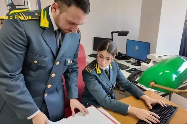 Dirigente comunale indagato per peculato: sospensione per un anno e sequestro da 150mila euro - 