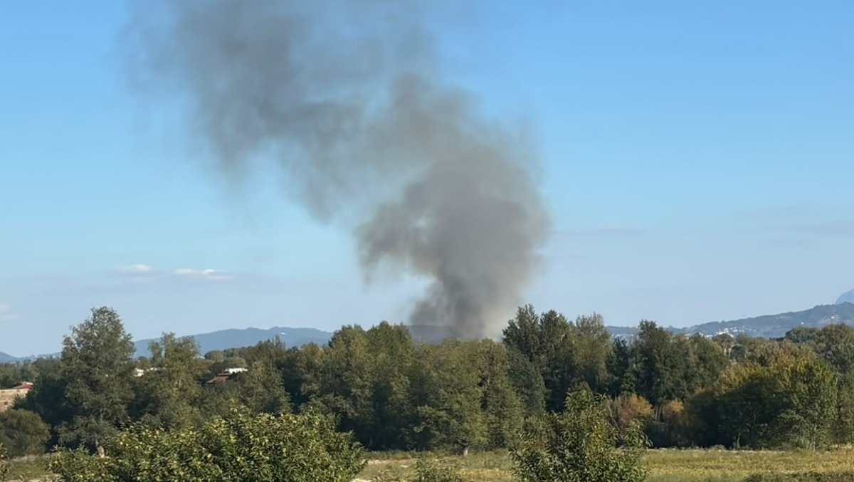 Airola, alta colonna di fumo nero in area Cortedona - 