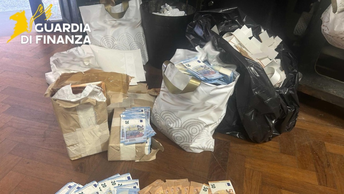 Scoperta una maxi stamperia clandestina di euro e documenti falsi: tre arresti - 