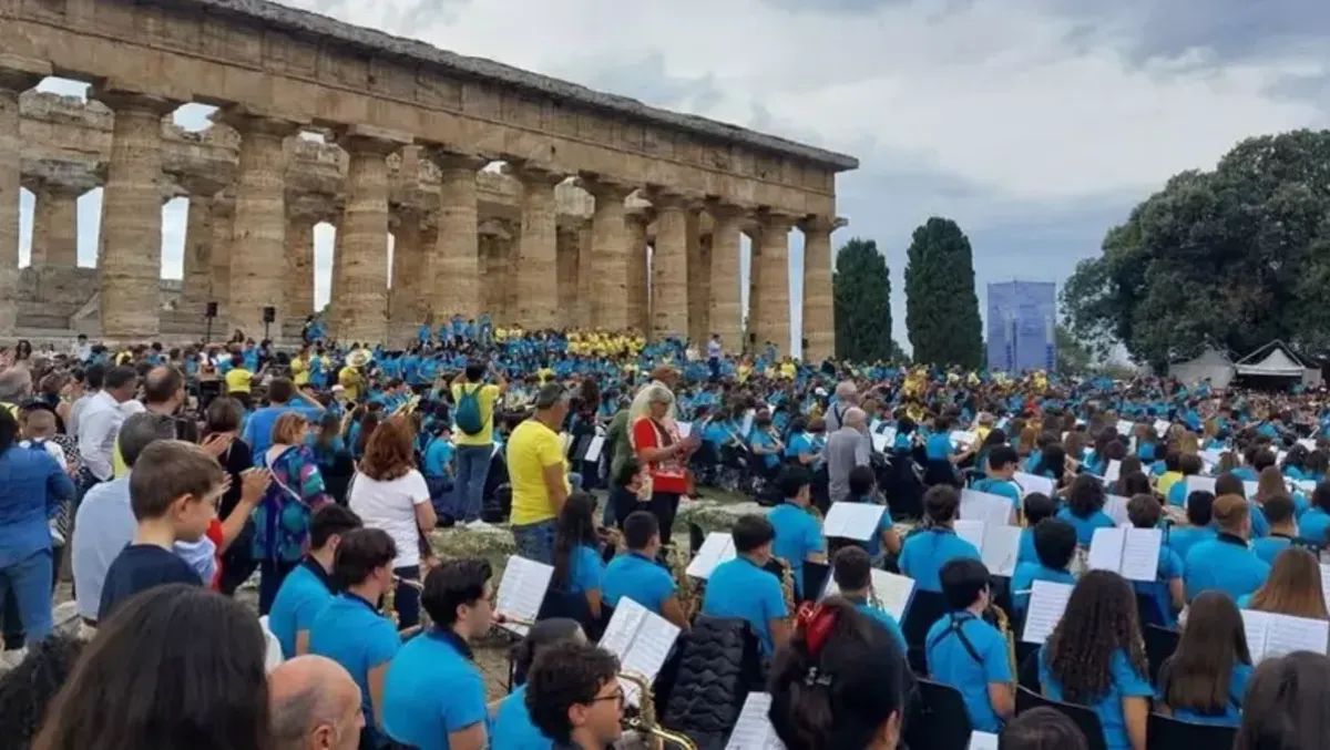 A Paestum mille giovani musicisti suonano insieme davanti al Tempio di Nettuno - 