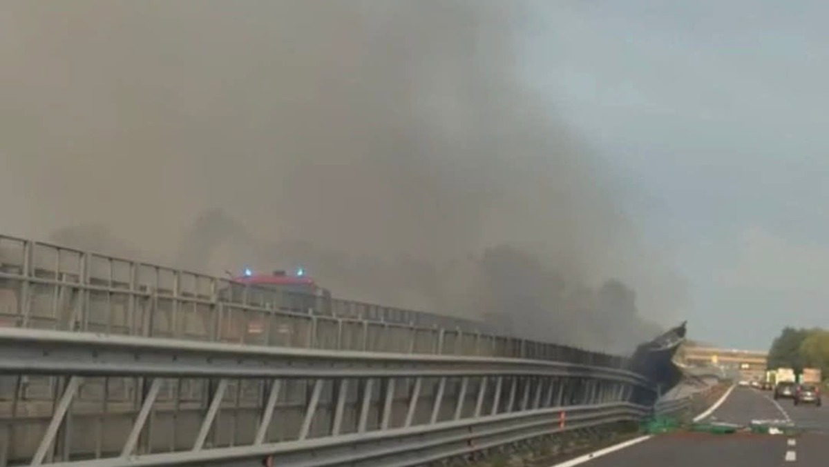 Tir precipita da un viadotto e prende fuoco: morto il conducente - 
