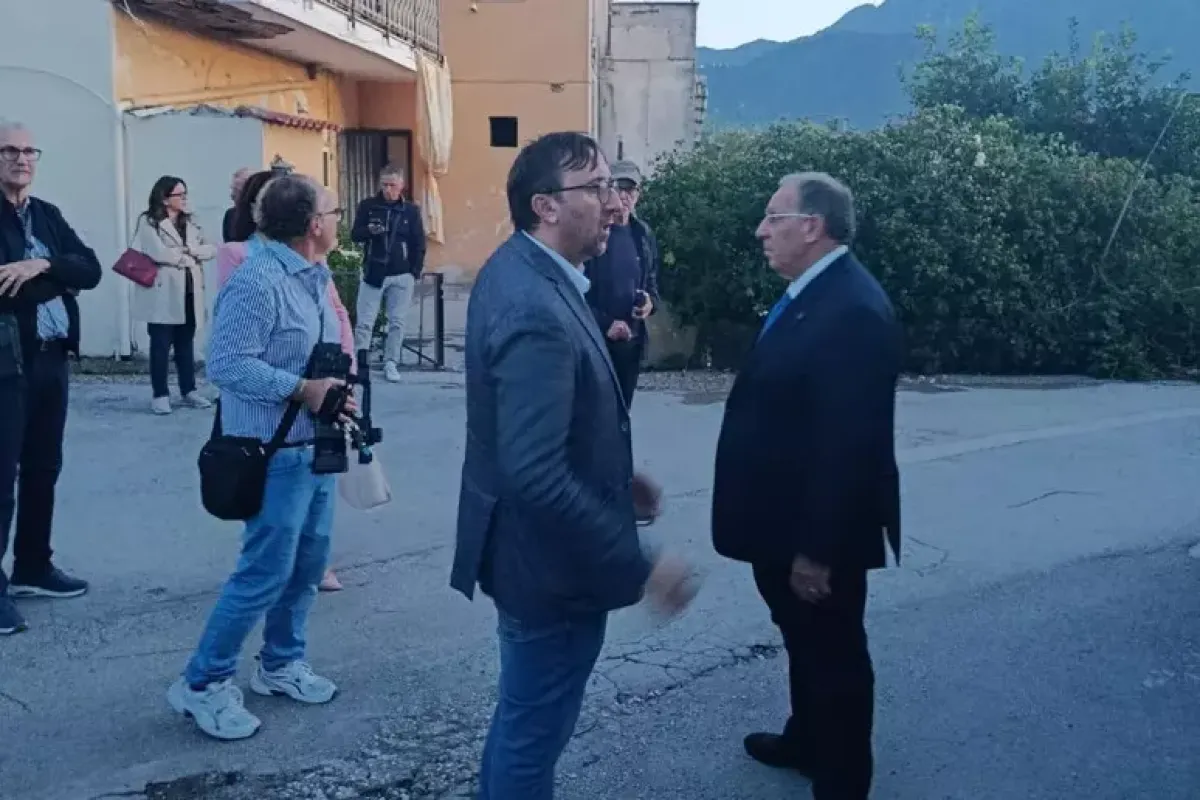 Santa Maria la Carità, crolla un balcone: il prefetto vicino ai feriti - 