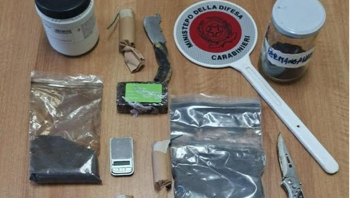 Benevento, 27enne arrestato per droga: in casa hashish, coltelli e ordigni artigianali - 