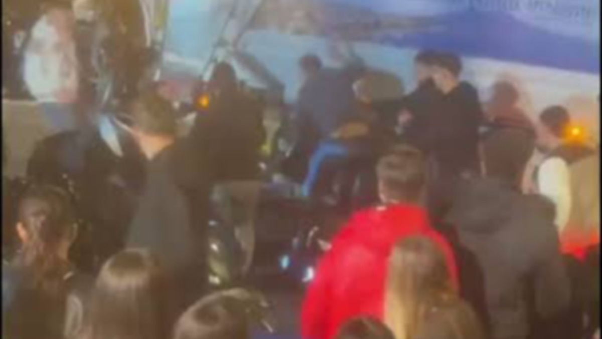 Picchiato da ragazzini per difendere la figlia viene travolto da un camion mentre è a terra - 