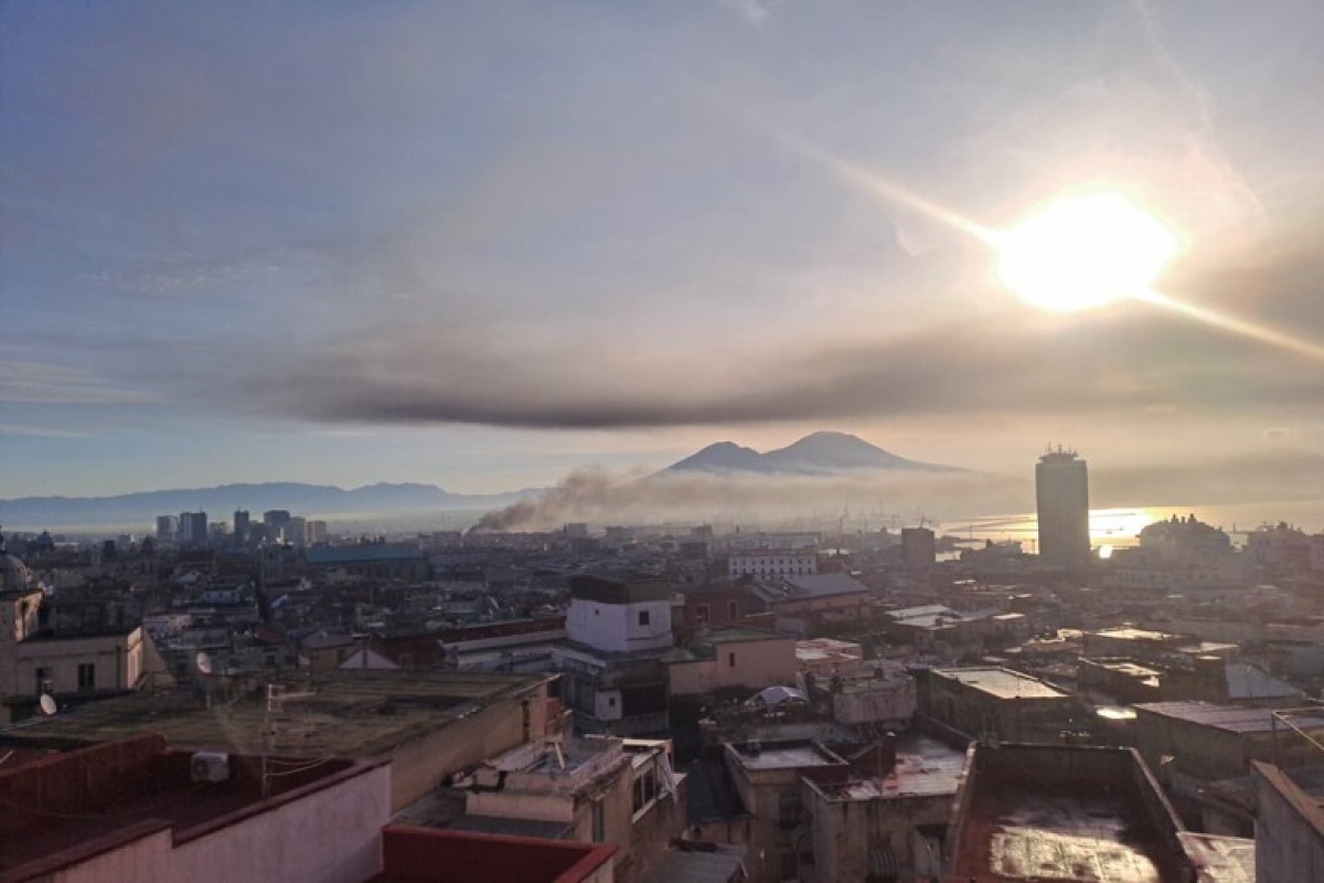 Napoli, incendio in un capannone industriale in via Brin - 