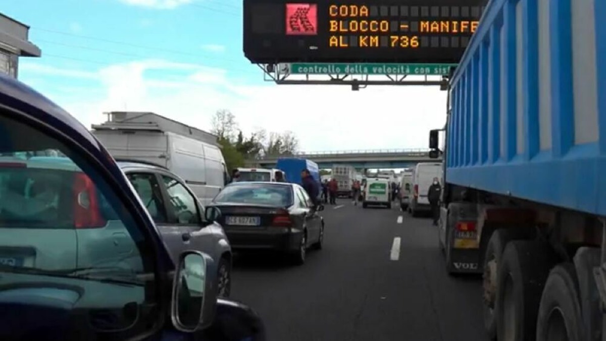 Campania, sale la protesta degli autotrasportatori: presidi e code tra Napoli e Caserta - 