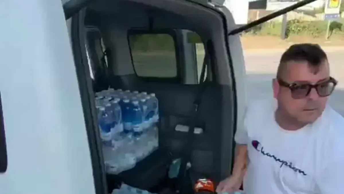 Teverola, solidarietà agli autotrasportatori in protesta: i tassisti portano acqua al presidio - 