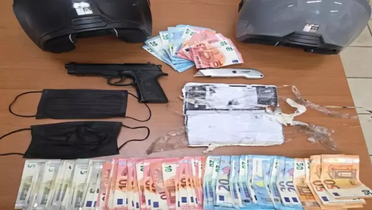 Rapina a un distributore di carburante: arrestati due minorenni dopo un inseguimento - 