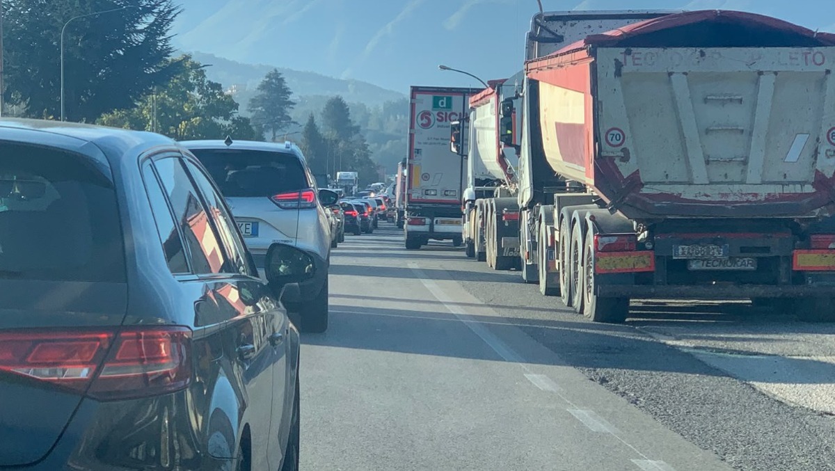 Tufara Valle, protesta dei camionisti contro il caro carburante: circolazione rallentata - 
