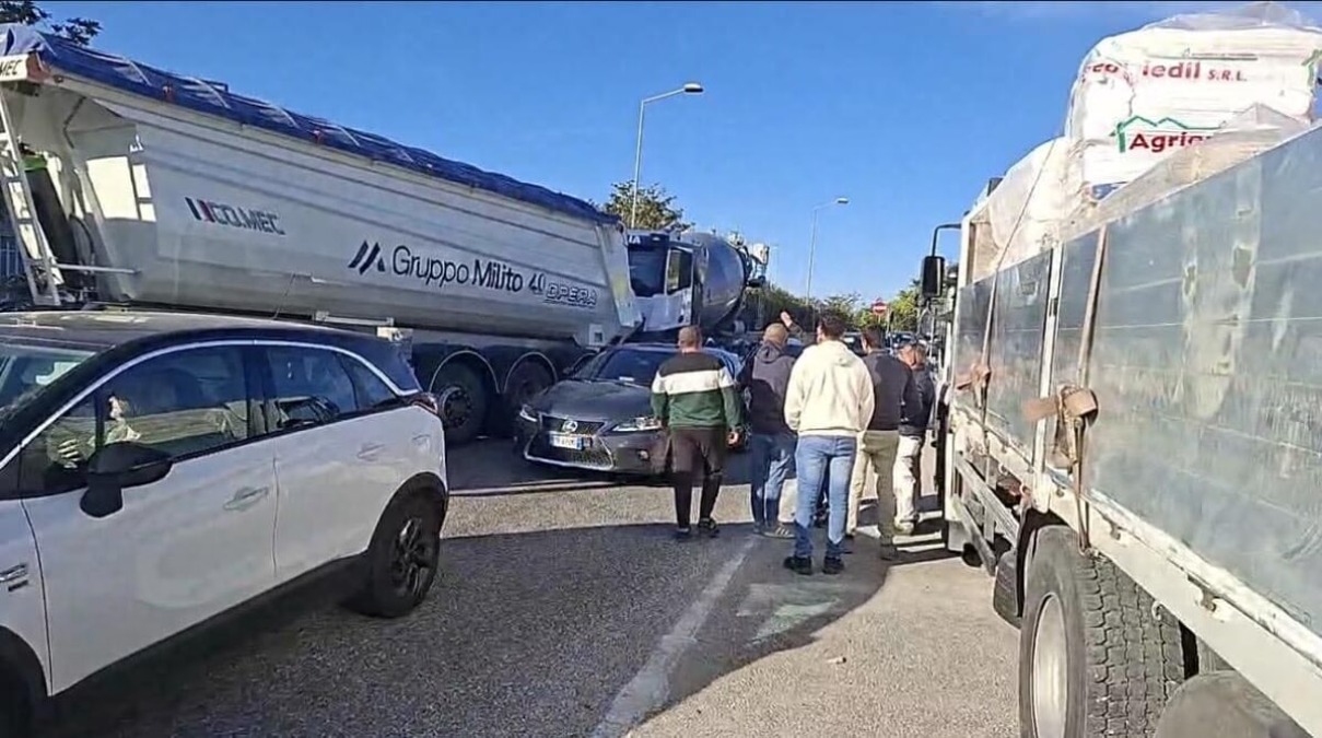 Campania, protesta dei camionisti: autostrade in difficoltà e primi allarmi nei supermercati - 
