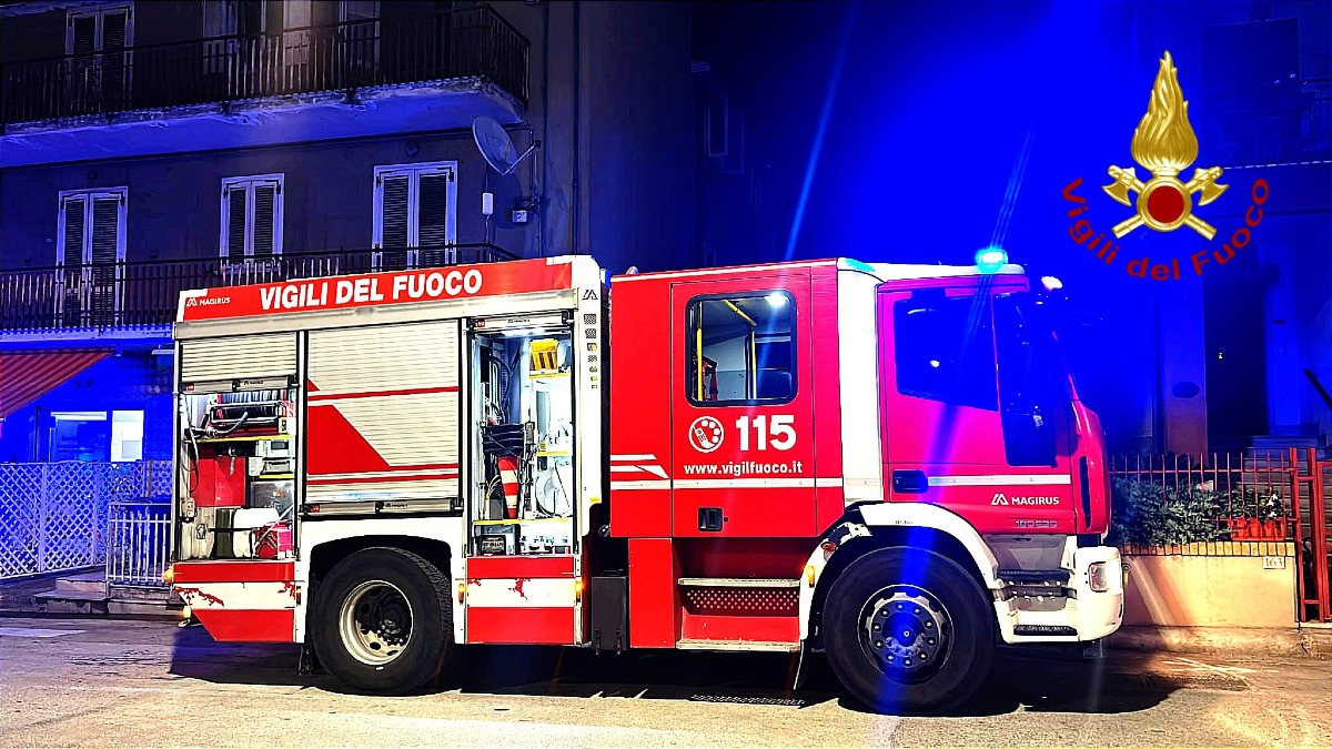 Grottaminarda, incendio in un'abitazione: anziano soccorso dai Vigili del Fuoco - 