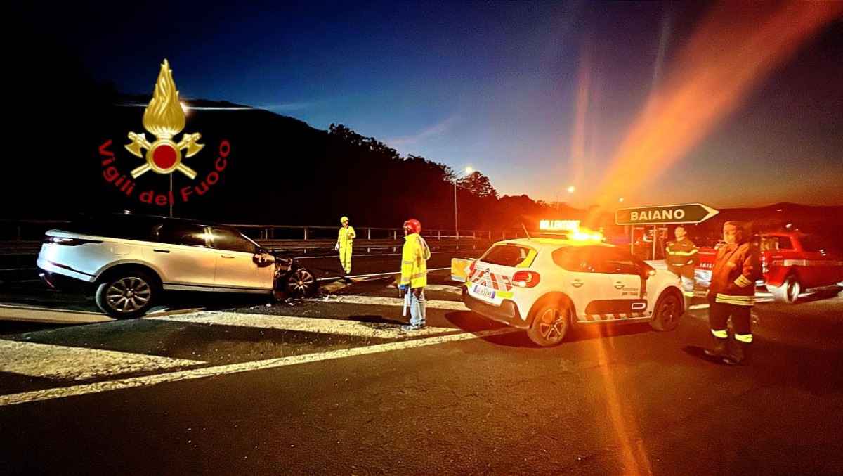 Auto in fiamme sulla A16 vicino a Baiano: paura per quattro occupanti, tutti illesi - 