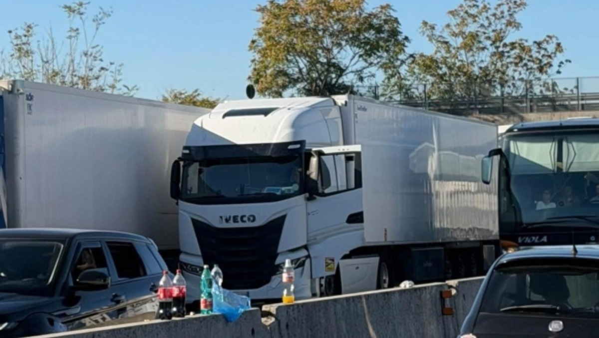 L’Italia dei tir si ferma al Sud: la Campania morsa dai blocchi dell’autotrasporto - 