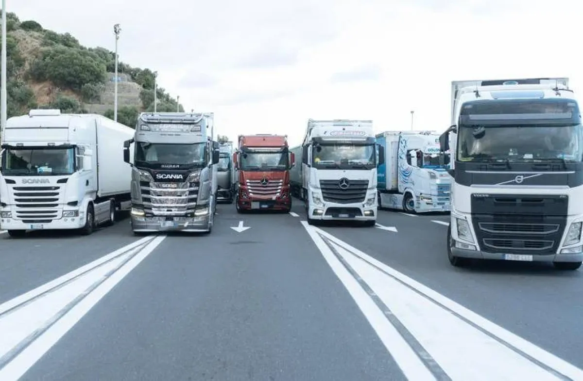 Protesta dei tir in Campania, ancora blocchi e disagi: scaffali vuoti nei supermercati - 