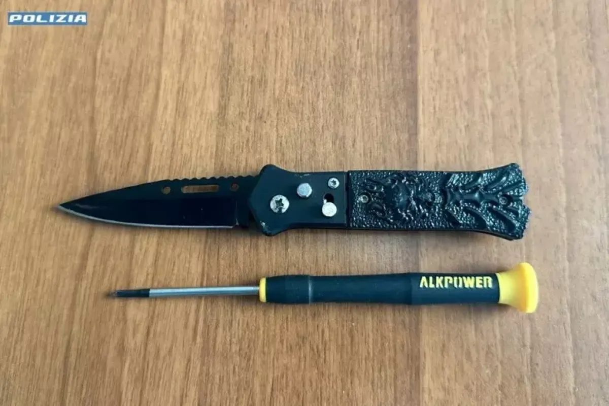 14enne accoltella un coetaneo a scuola: arrestato. - 