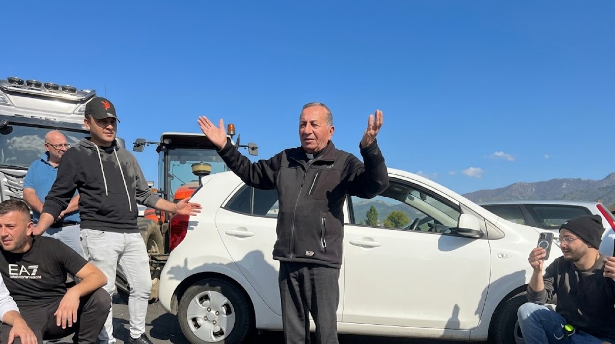 Vallo di Diano. Benedizione del parroco agli autotrasportatori in protesta. - 