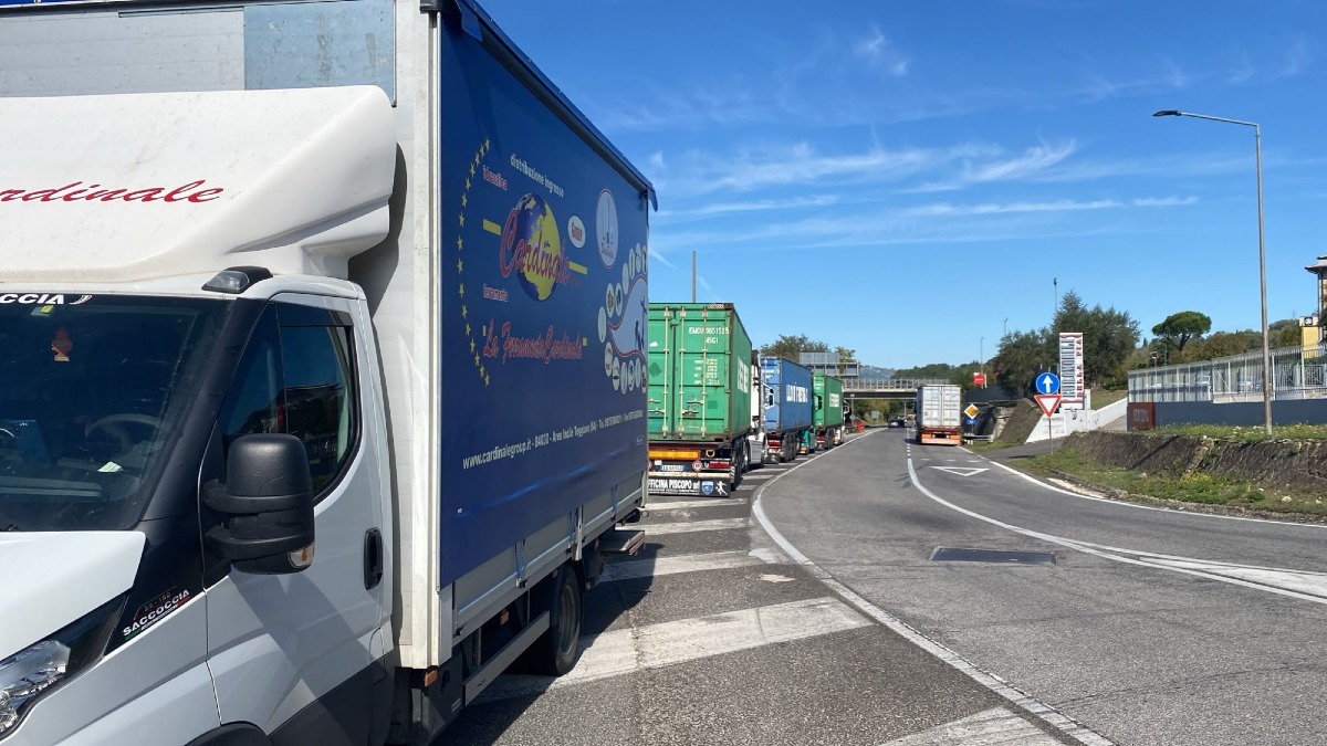 Caro carburanti, i sindaci irpini incontrano i camionisti ad Avellino Est. - 