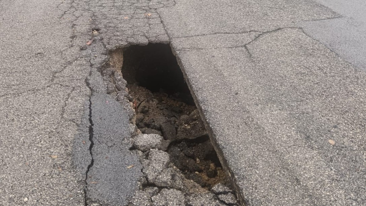 Sirignano, voragine al centro della carreggiata dopo la forte pioggia - 