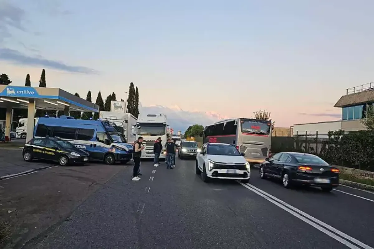 Caserta, la Polizia libera le aree autostradali: identificati manifestanti - 