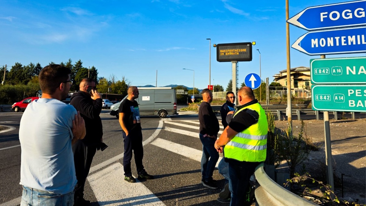 Avellino, camionista minaccia di darsi fuoco al casello - 