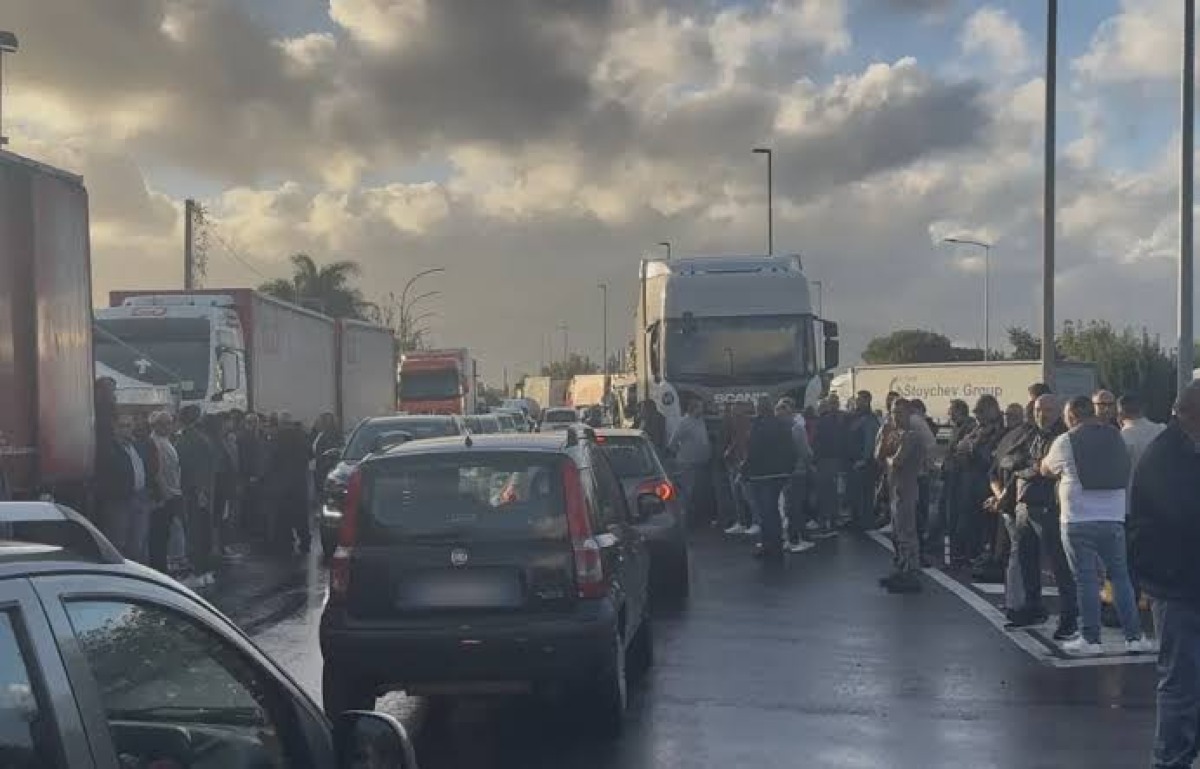 Meloni: «Non ci lasceremo intimidire». Tir, ombre mafiose sui blocchi - 