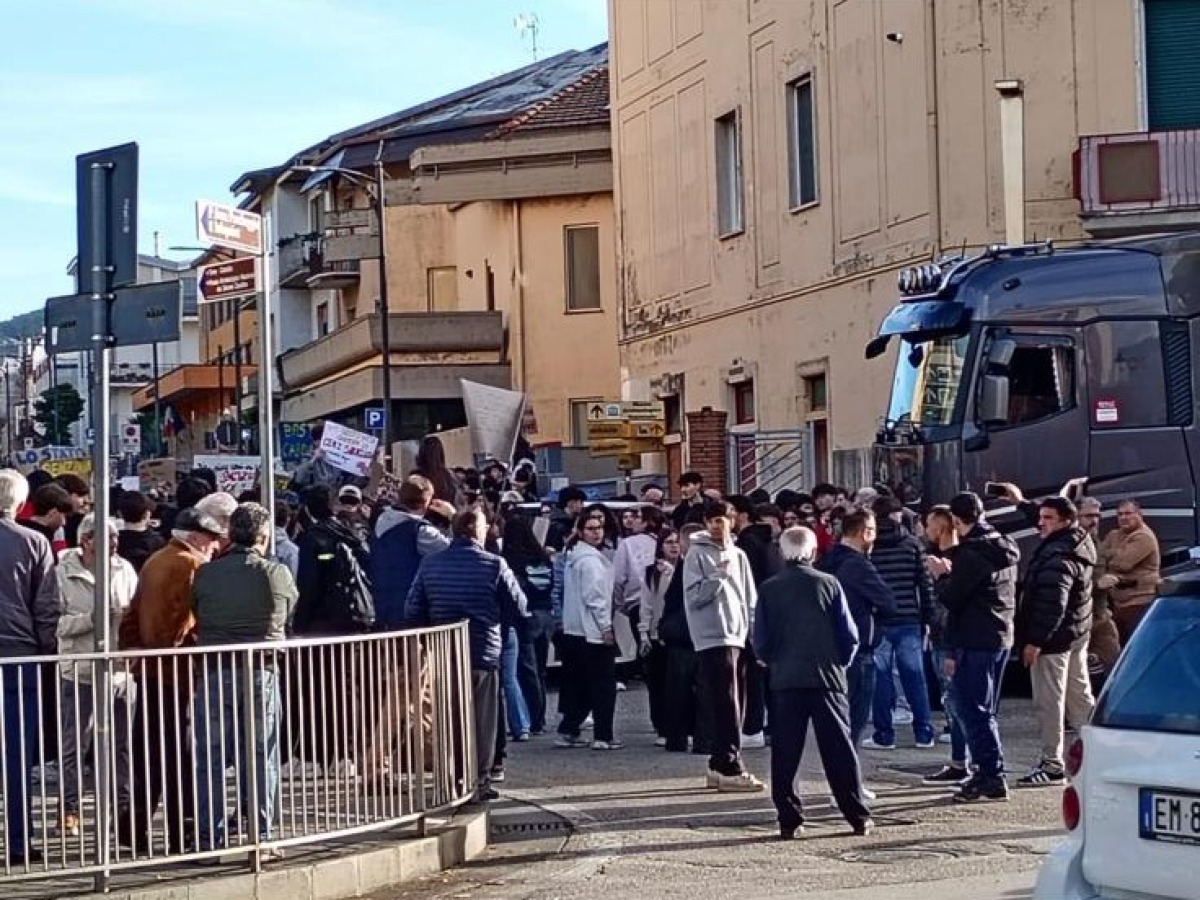 Montesarchio, studenti e camionisti uniti contro i rincari - 
