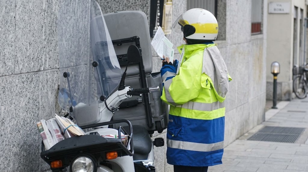 Roccabascerana, disservizi postali: quattro lettere ritrovate sotto la porta della chiesa - 